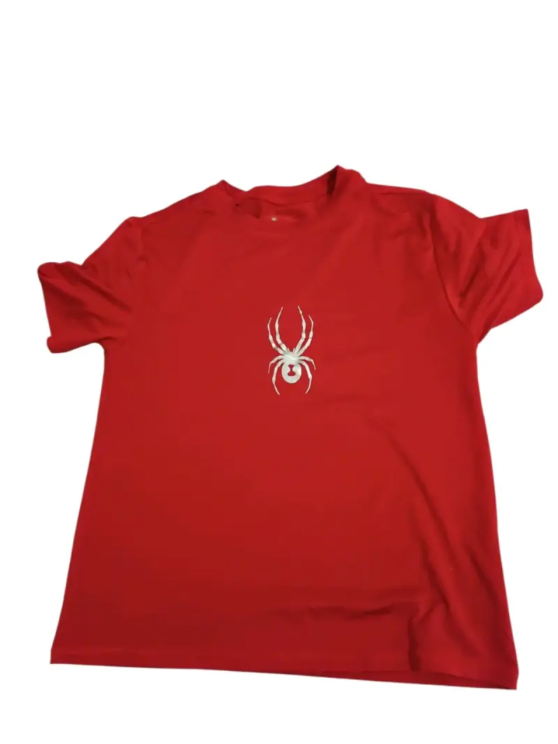 Polera roja con diseño de araña