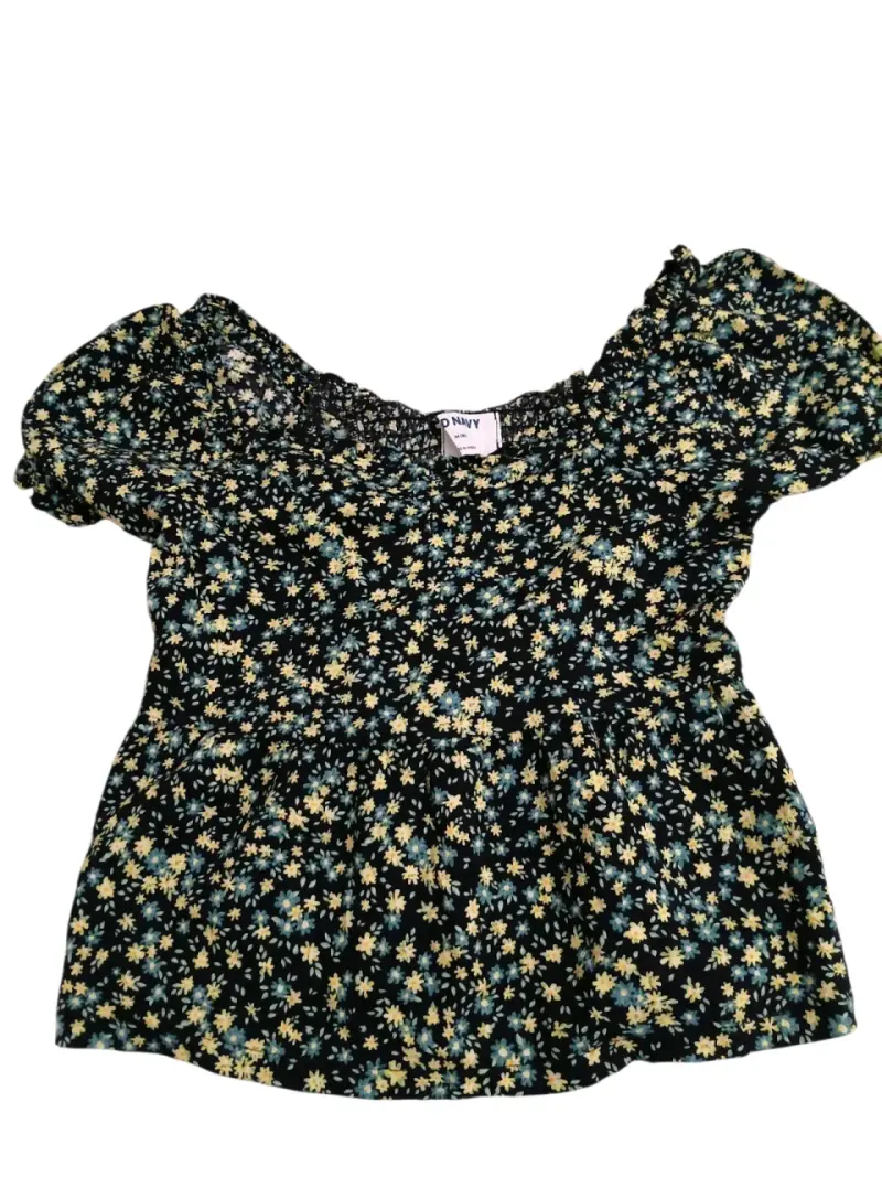 Blusa floral negra con mangas cortas Old Navy