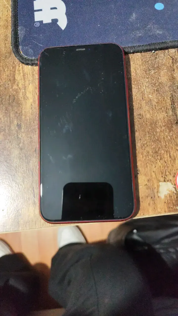 iPhone 11 rojo en buen estado - 1