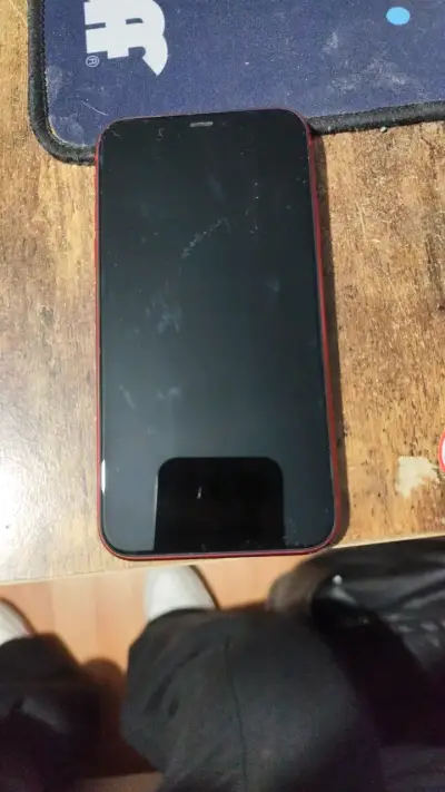 iPhone 11 rojo en buen estado - miniatura 1