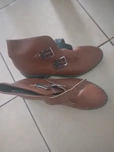 Botines de  marrón con hebillas NRO 38 - miniatura 1
