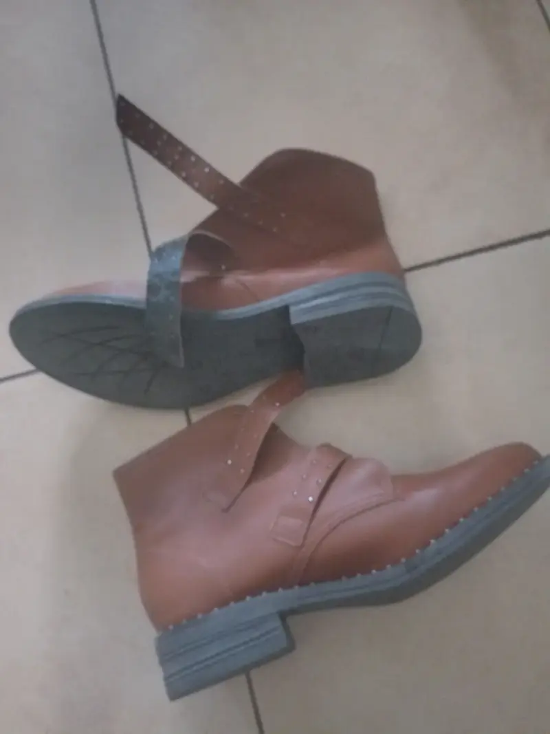 Botines de  marrón con hebillas NRO 38 - 2