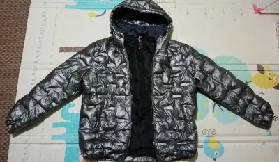 Chaqueta acolchada plateada con capucha - miniatura 3