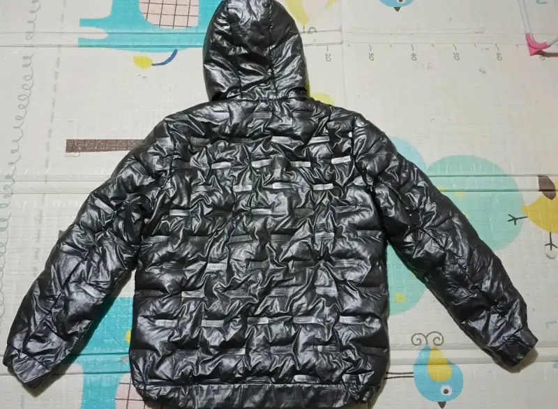 Chaqueta acolchada plateada con capucha - 4
