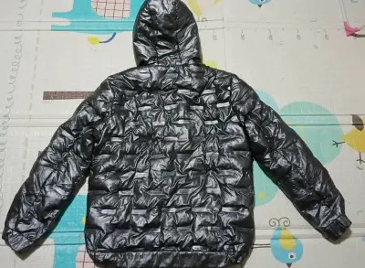 Chaqueta acolchada plateada con capucha - miniatura 4