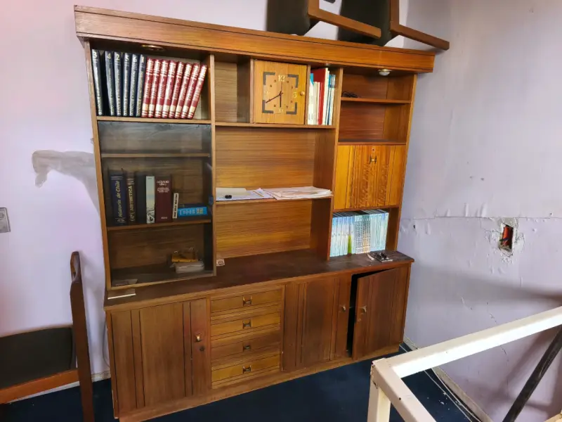 Mueble de madera para sala con estantes y cajones