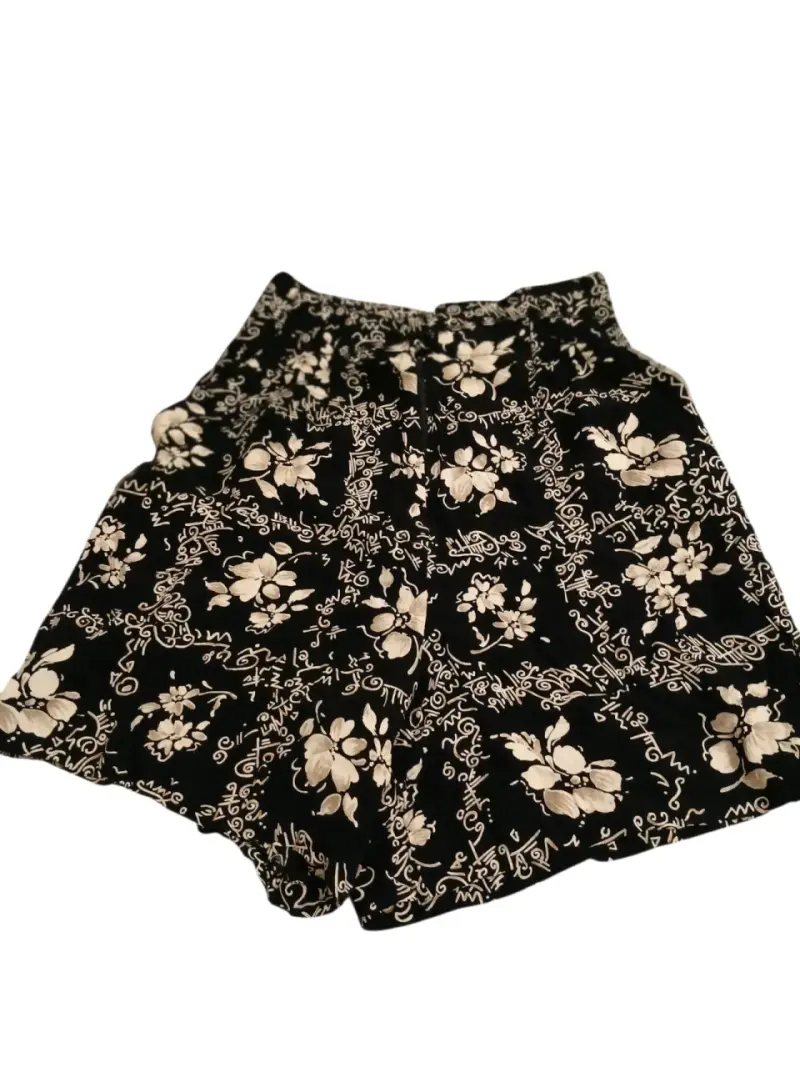 Shorts de mujer con estampado floral en blanco y negro