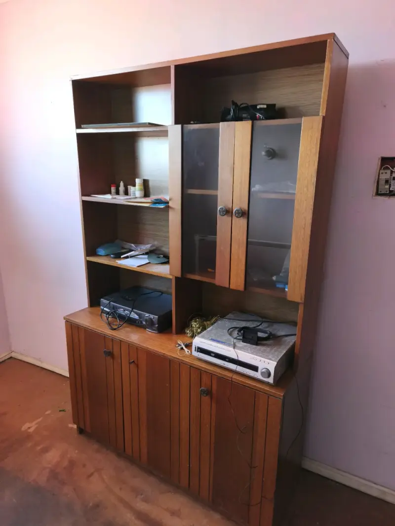 Mueble de madera con vitrina y estantes