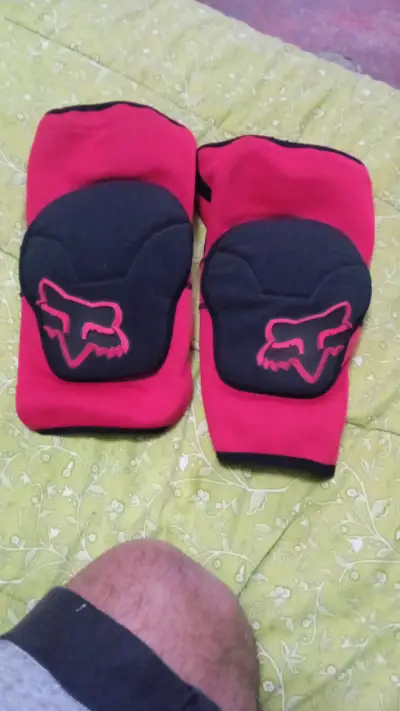 Rodilleras de ciclismo Fox rojas - miniatura 4