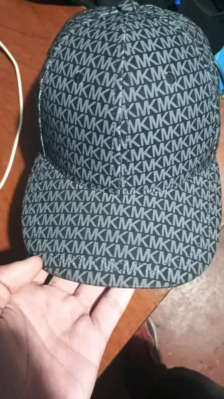 Gorra Michael Kors con diseño MK - 1