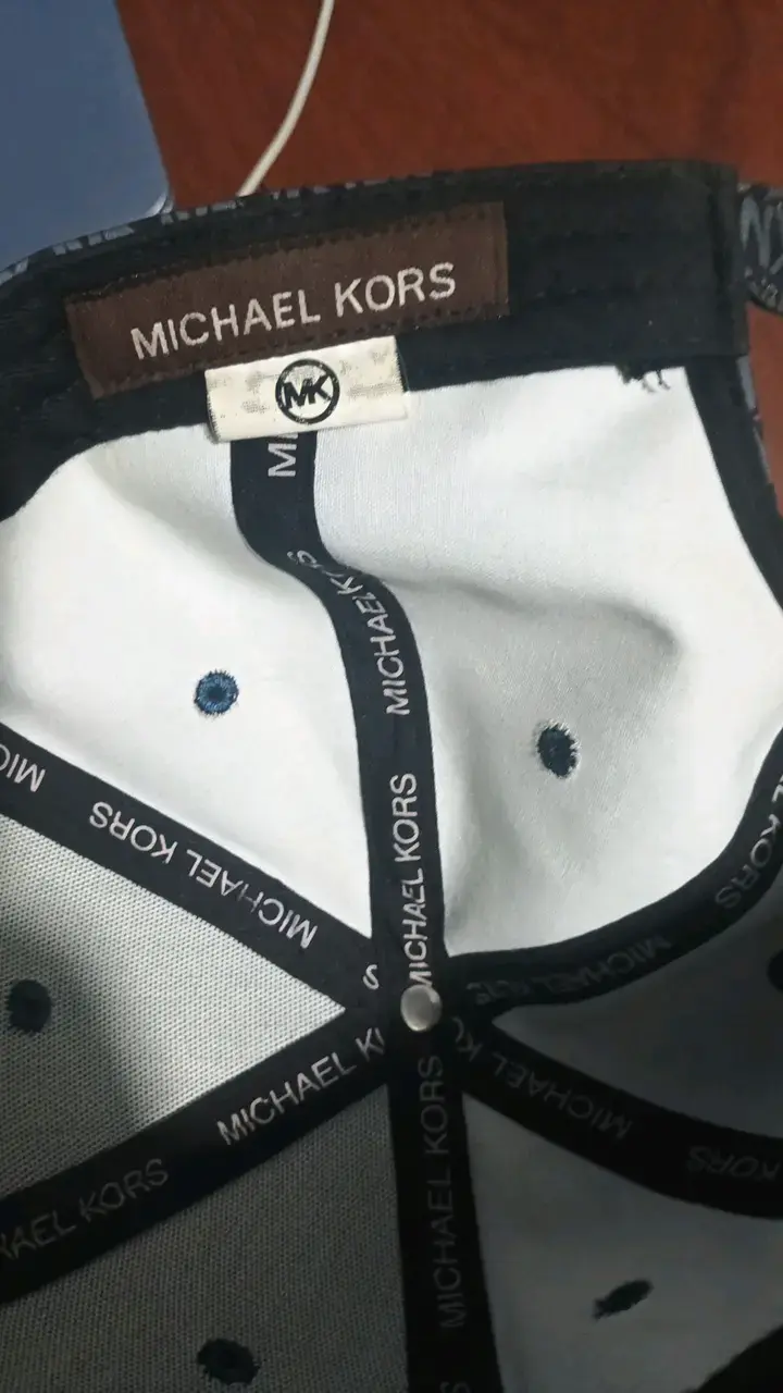 Gorra Michael Kors con diseño MK - 3