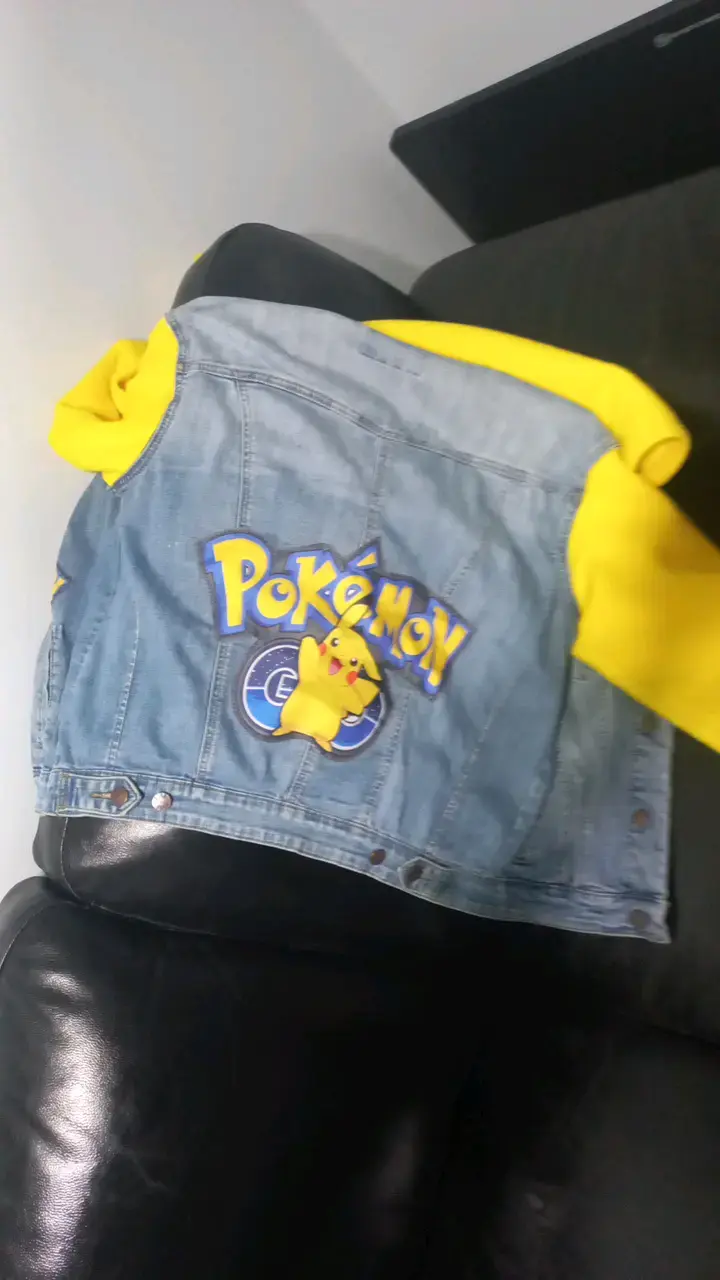 Chaqueta de mezclilla Pokémon con capucha amarilla - 1