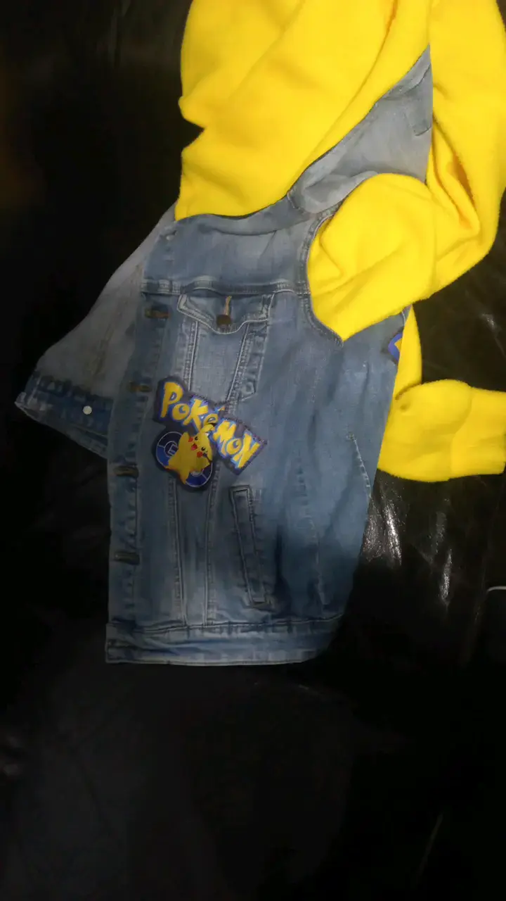 Chaqueta de mezclilla Pokémon con capucha amarilla - 2