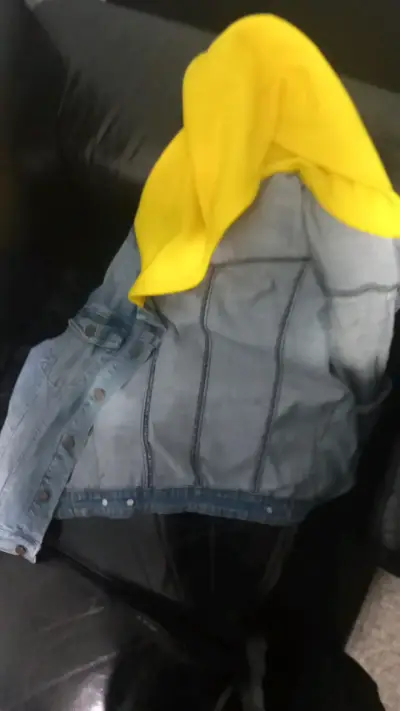 Chaqueta de mezclilla Pokémon con capucha amarilla - miniatura 3