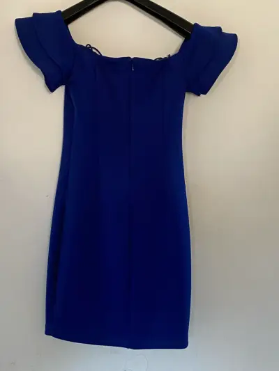 Vestido azul Guess con hombros descubiertos - miniatura 1