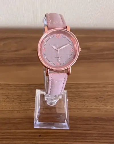 Reloj de pulsera rosa con correa de cuero - miniatura 1