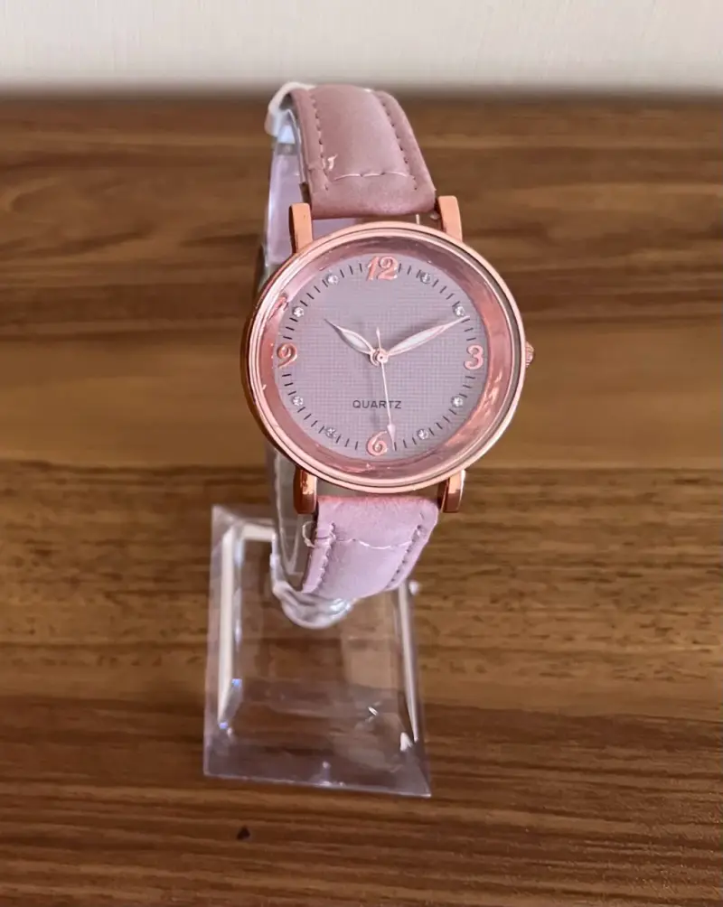 Reloj de pulsera rosa con correa de cuero - 2