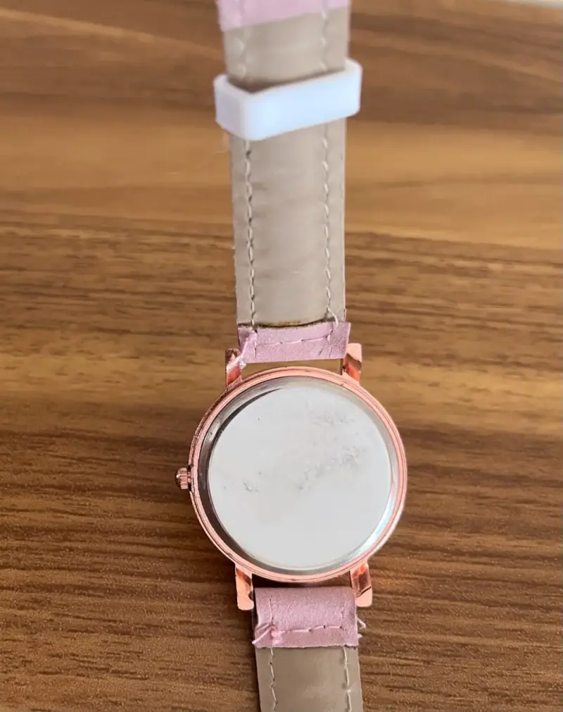 Reloj de pulsera rosa con correa de cuero - 6