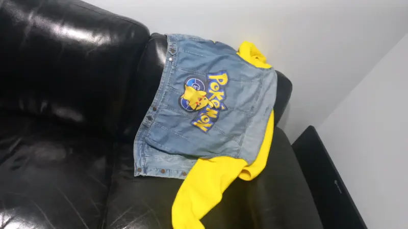Chaqueta de mezclilla Pokémon con capucha amarilla - 1
