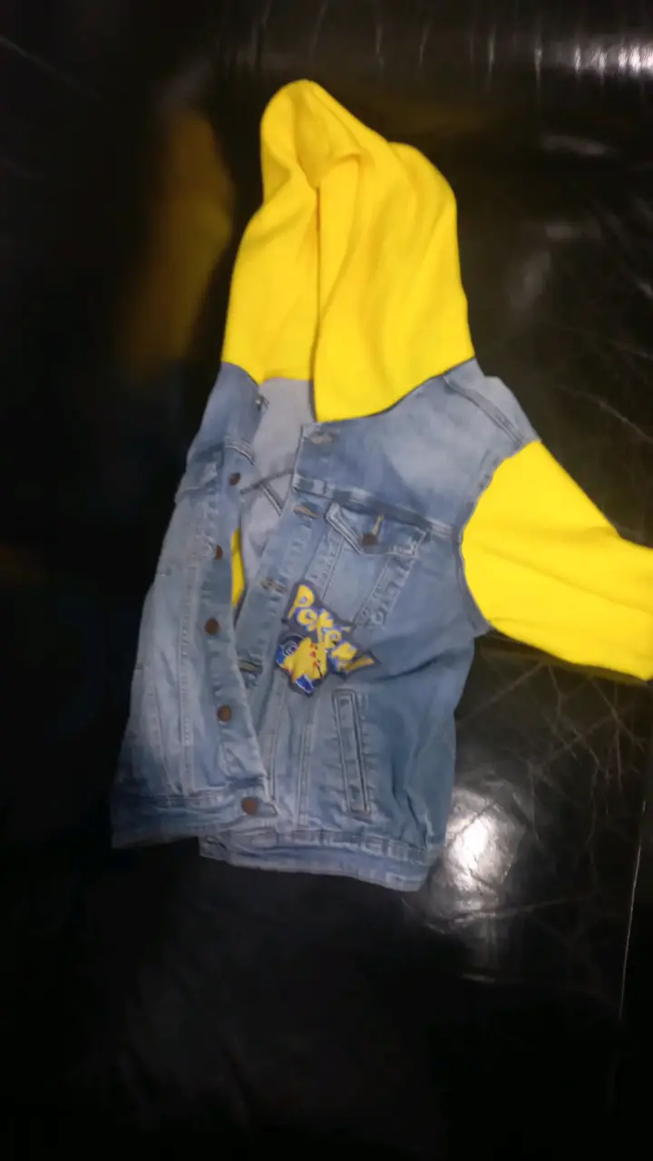 Chaqueta de mezclilla Pokémon con capucha amarilla - 2