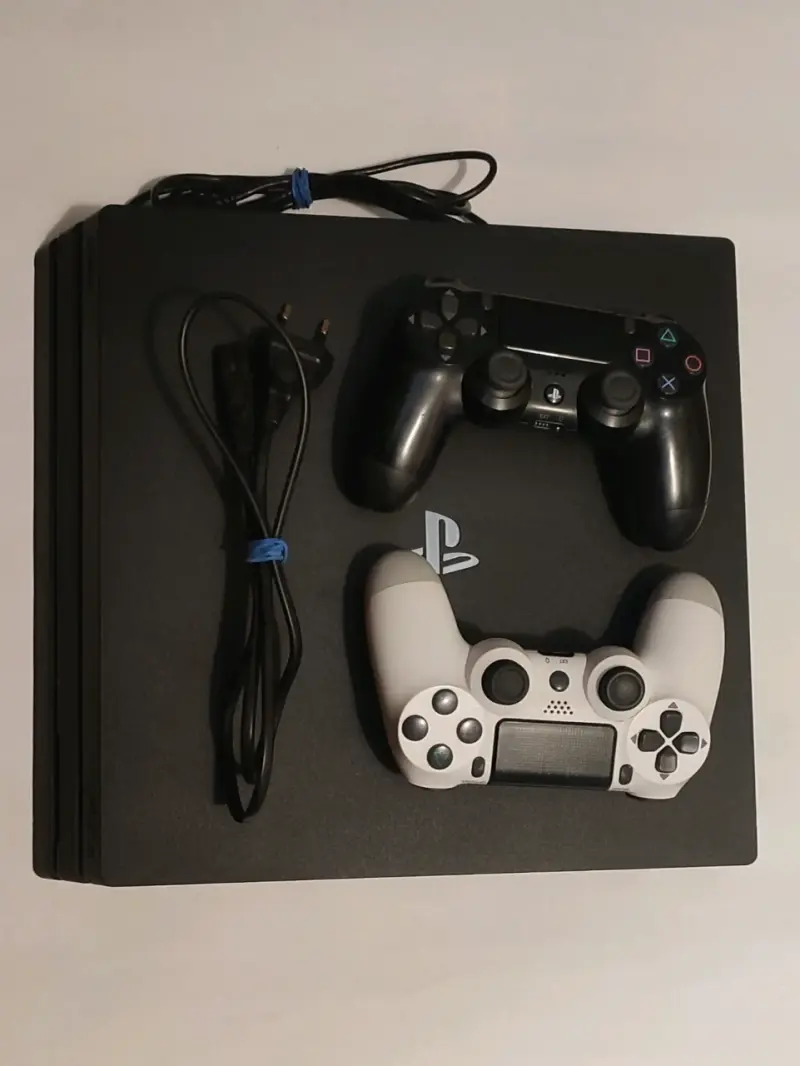Consola PlayStation 4 con dos controles y juegos d - 1
