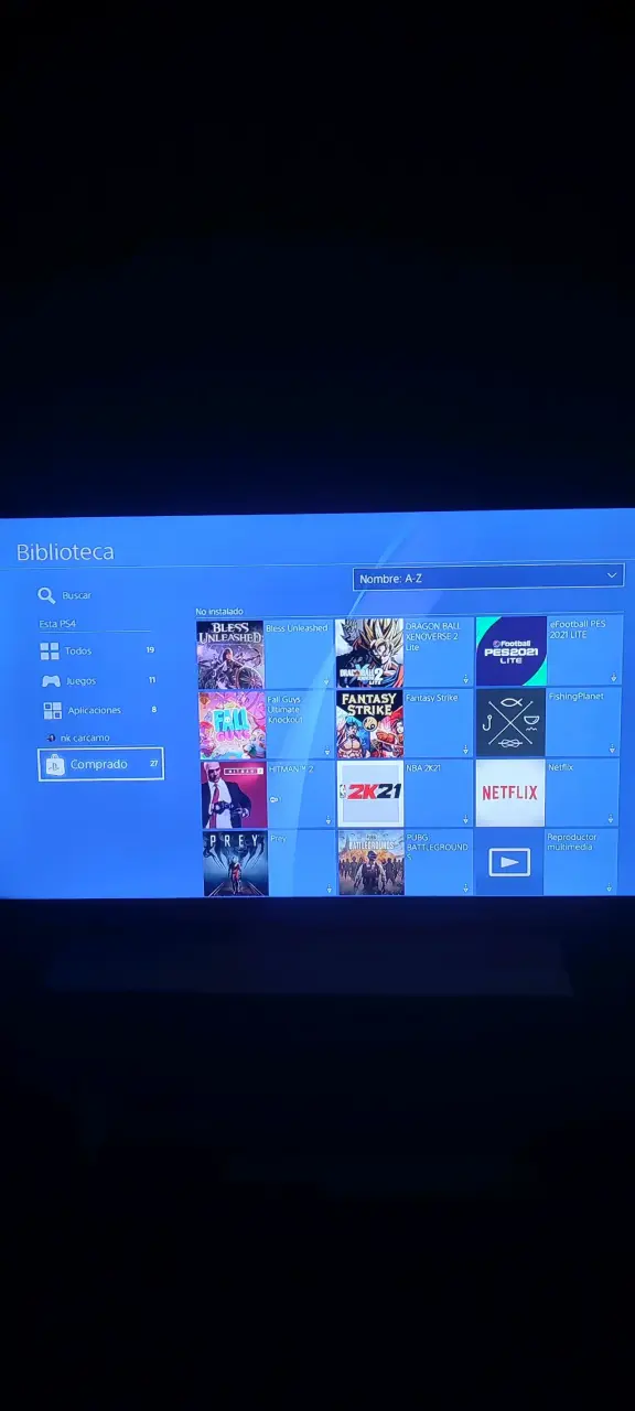 Consola PlayStation 4 con dos controles y juegos d - 2
