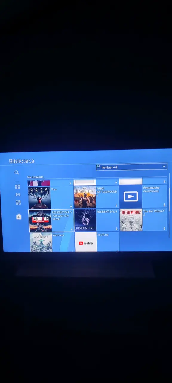 Consola PlayStation 4 con dos controles y juegos d - 3