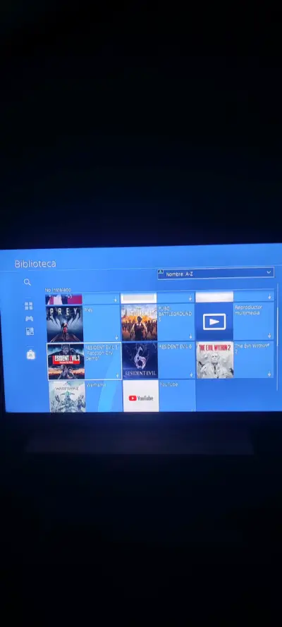 Consola PlayStation 4 con dos controles y juegos d - miniatura 3