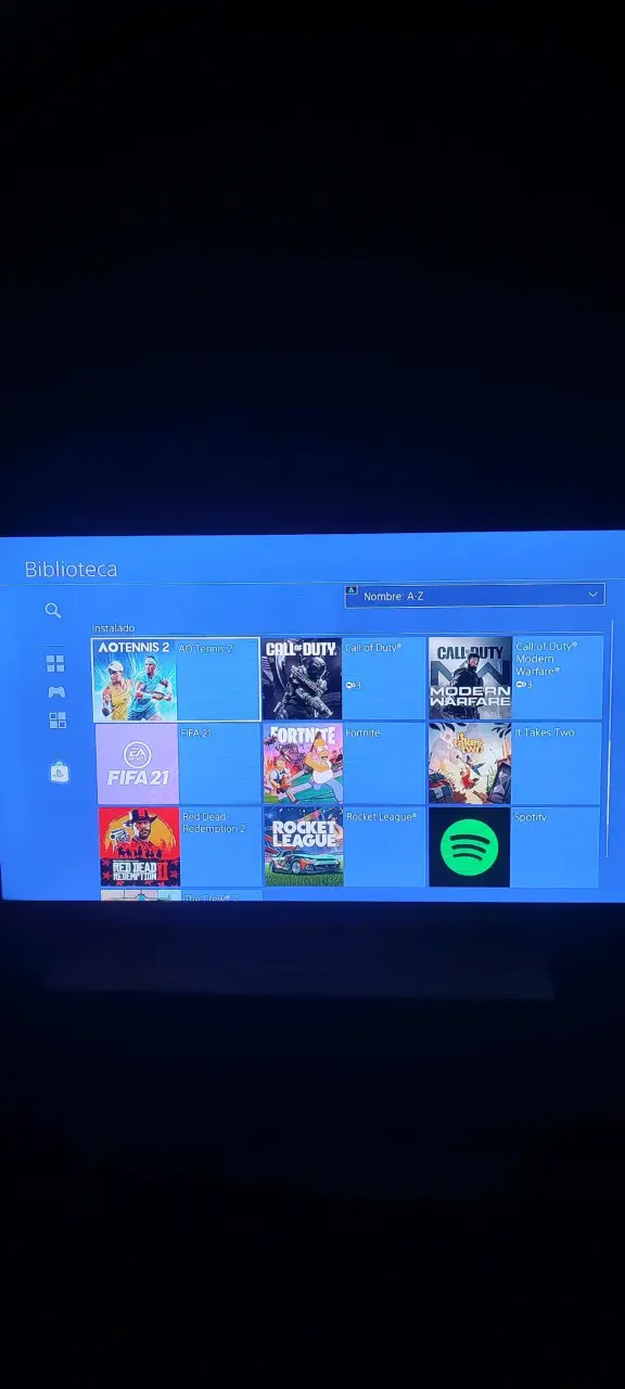 Consola PlayStation 4 con dos controles y juegos d - 4