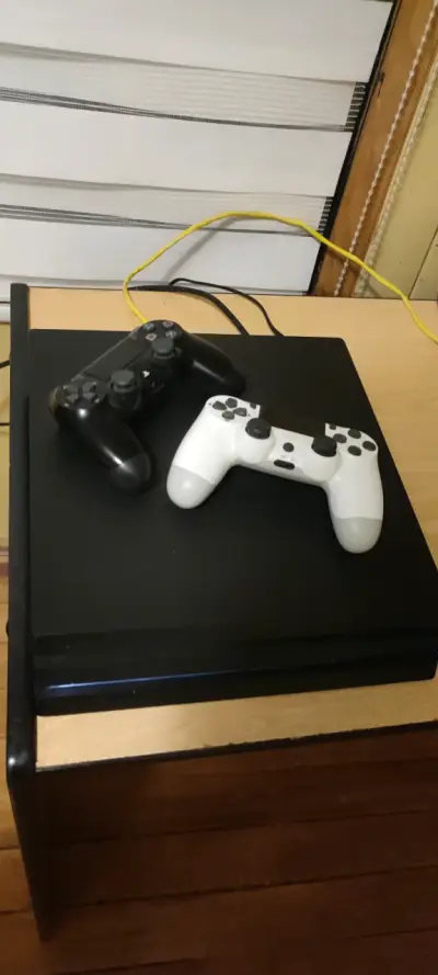 Consola PlayStation 4 con dos controles y juegos d - miniatura 5