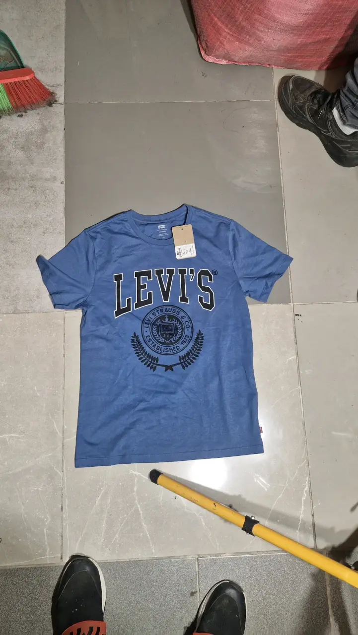 Polera Levi's azul con logo estampado - 1