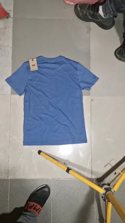 Polera Levi's azul con logo estampado - miniatura 2