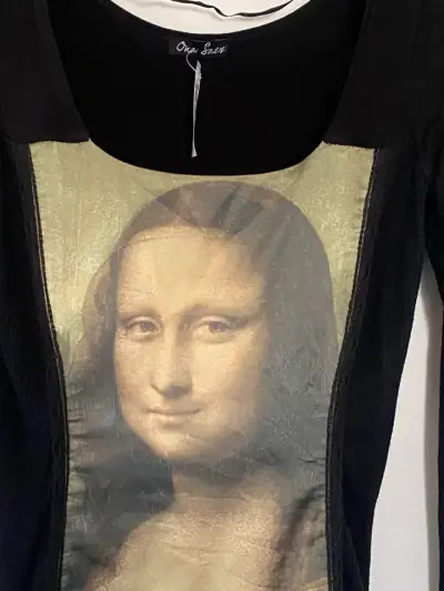 Vestido negro Ona Sáez con estampado de Mona Lisa - miniatura 2