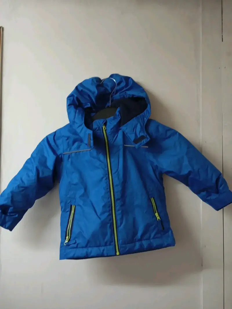 Chaqueta azul impermeable para niño con capucha
