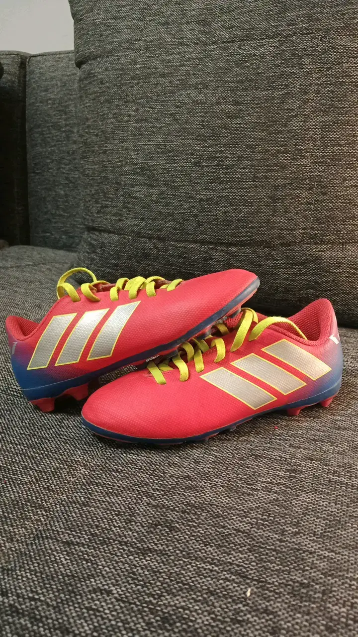 Zapatillas de fútbol Adidas rojas y amarillas