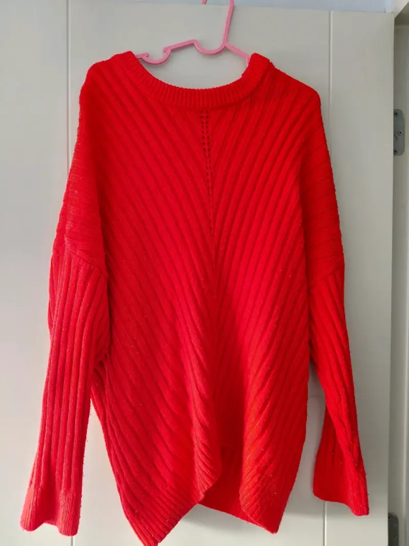 Suéter rojo de punto grueso para mujer
