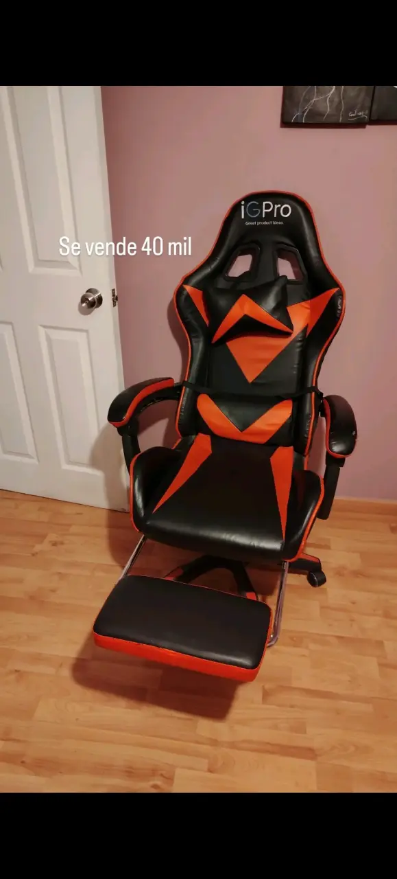 Silla gamer iGPro negra y naranja con reposapiés