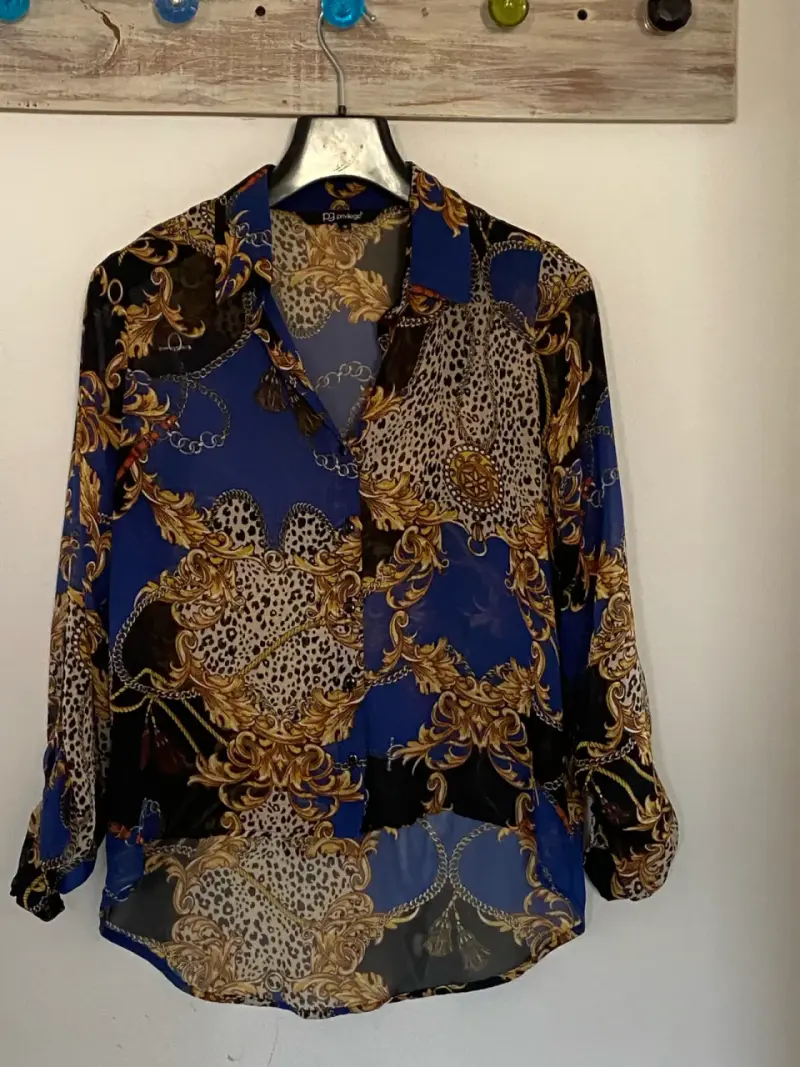 Blusa estampada de gasa azul y dorado - 1