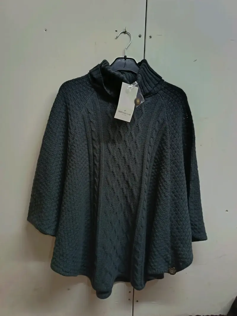 Poncho de lana negro con cuello alto