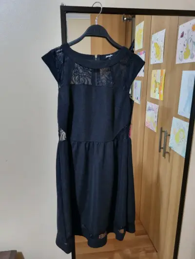 Vestido negro con encaje para mujer - miniatura 1