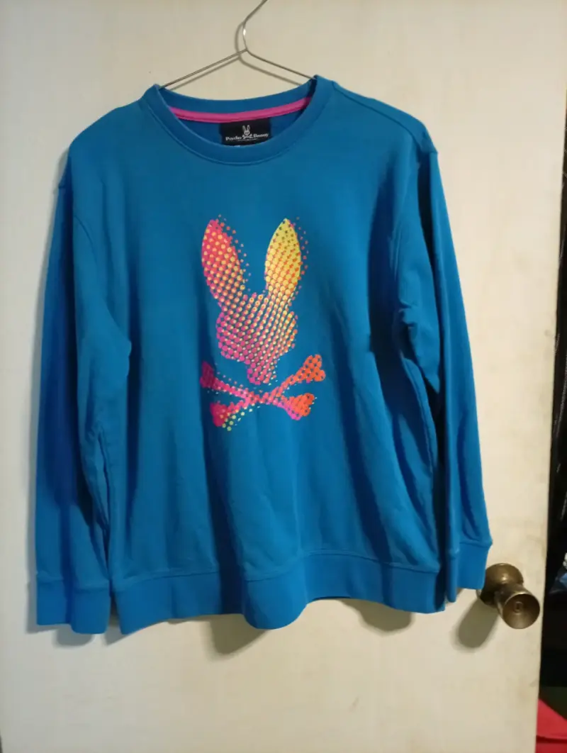 Polerón azul Psycho Bunny con diseño colorido - 1