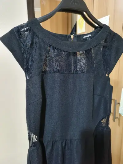 Vestido negro con encaje para mujer - miniatura 2