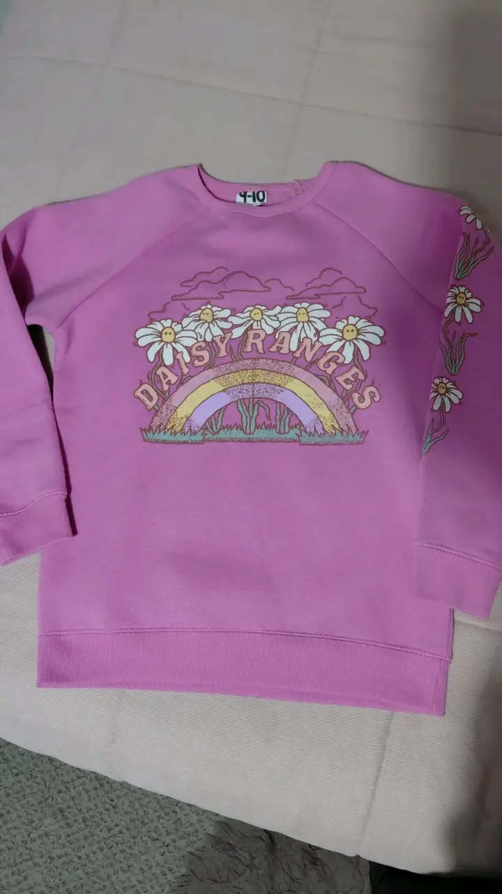 Polerón infantil rosa con diseño de margaritas