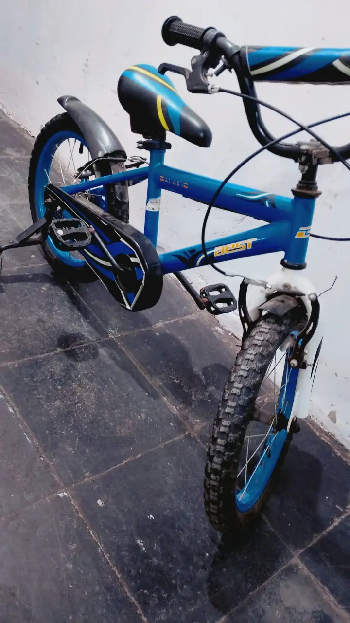 Bicicleta infantil azul con ruedas de entrenamiento - 2