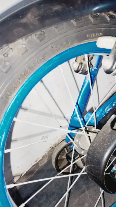 Bicicleta infantil azul con ruedas de entrenamiento - miniatura 3