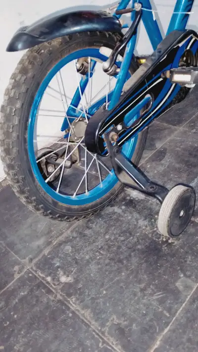 Bicicleta infantil azul con ruedas de entrenamiento - miniatura 4