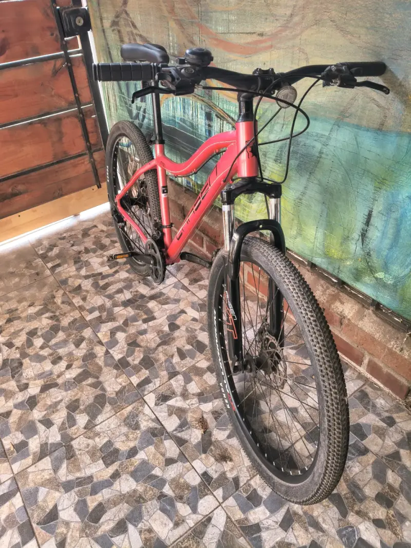 Bicicleta de montaña Lahsen roja con suspensión - 2