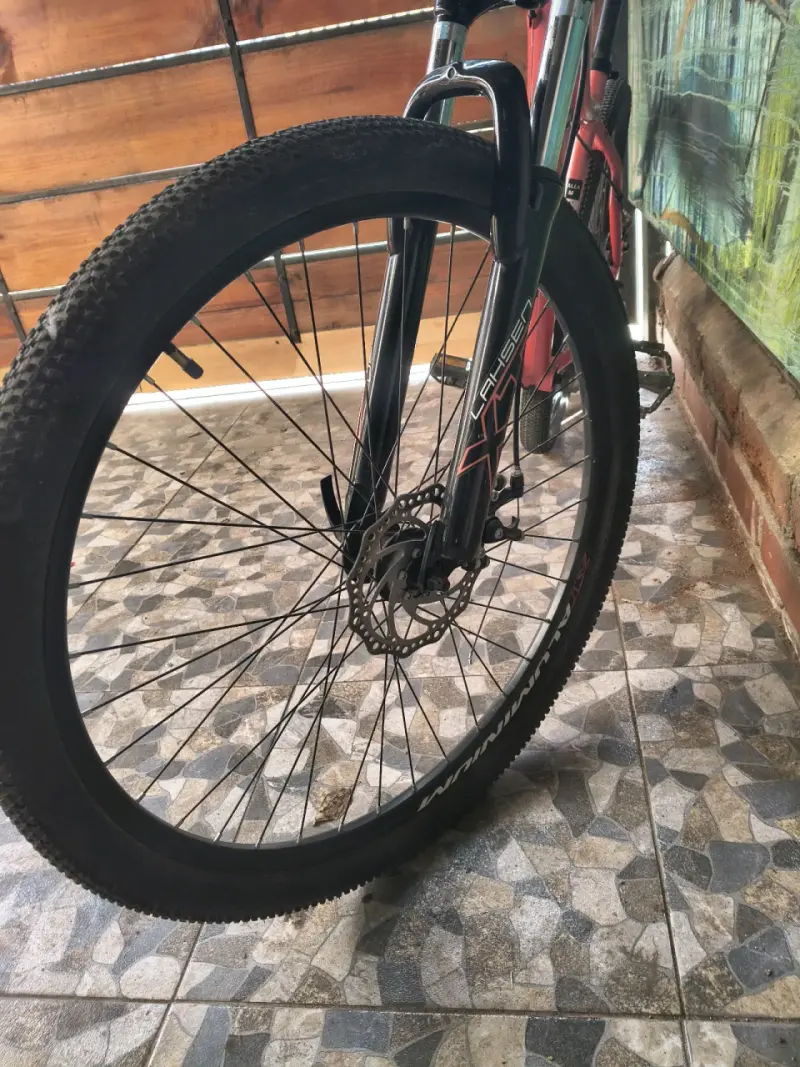 Bicicleta de montaña Lahsen roja con suspensión - 3