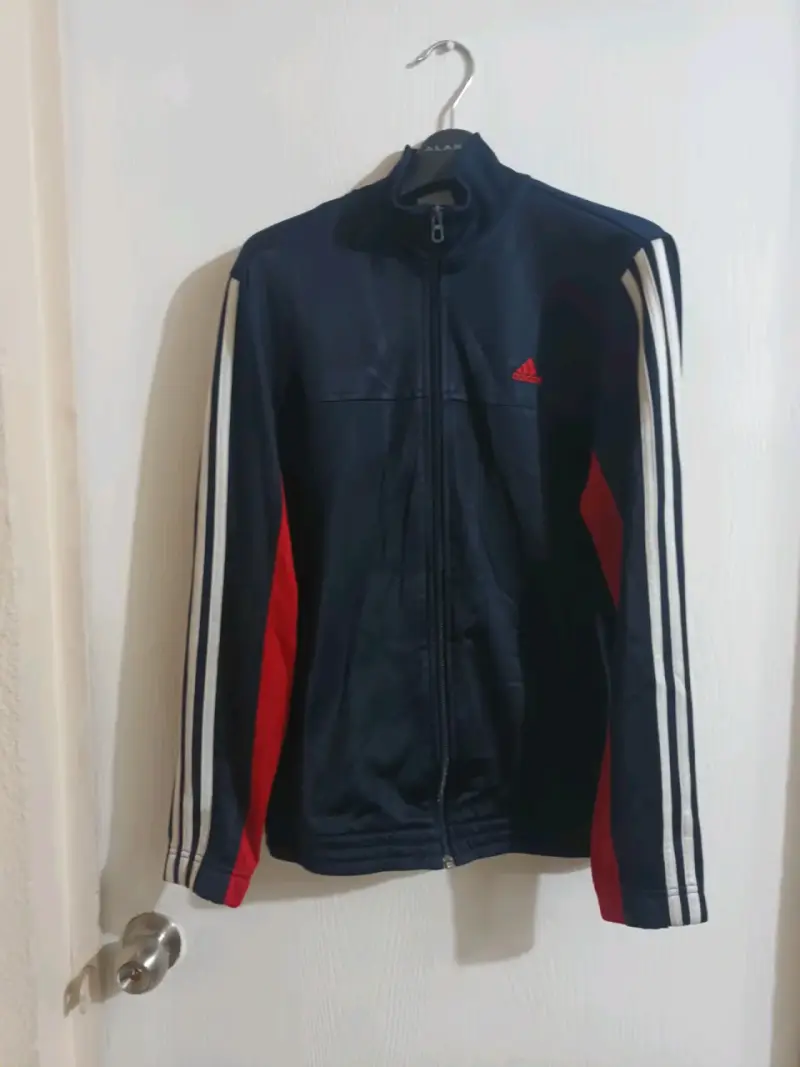 Chaqueta deportiva Adidas azul con franjas - 1
