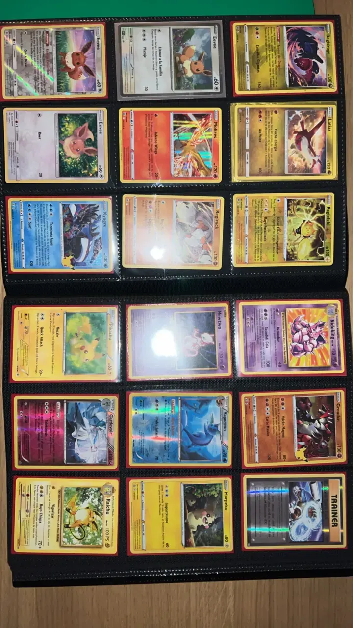 Colección de cartas Pokémon variadas en álbum - 2